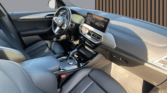 Intérieur BMW X3 xDrive30e – tableau de bord et sièges avant d’un SUV hybride d'occasion à Carcassonne / voiture occasion Carcassonne